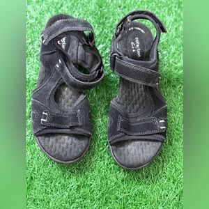 Clark’s Women’s Black Sandals Size 8
